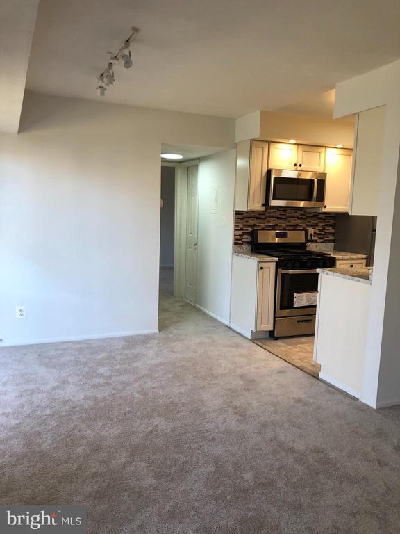 Building Photo - 4943 Americana Dr