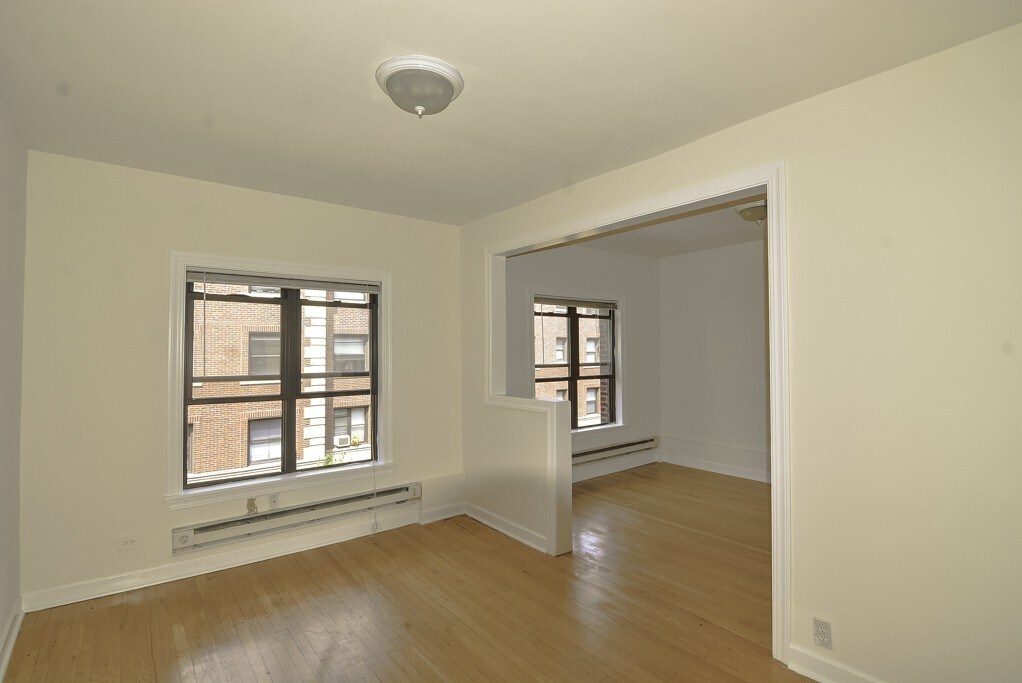 Building Photo - 820 W Waveland Ave