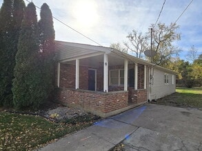 Building Photo - 3 bedroom 1.5 bathrooms Rancher.