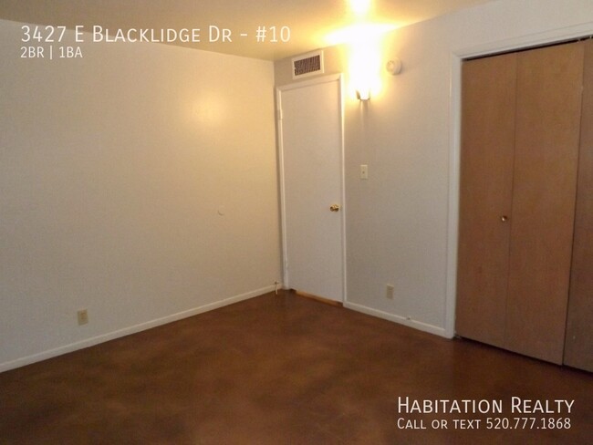 Building Photo - Lovely 2Bed/1Bath with a Community Pool in...