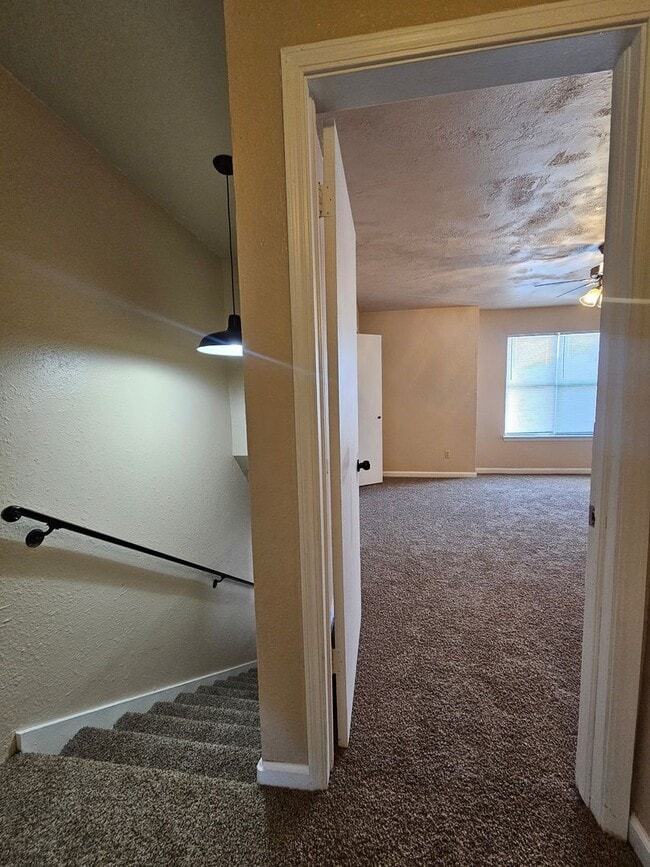 Building Photo - (3) Bed/(1.5) Bath Townhome Avail NOW!