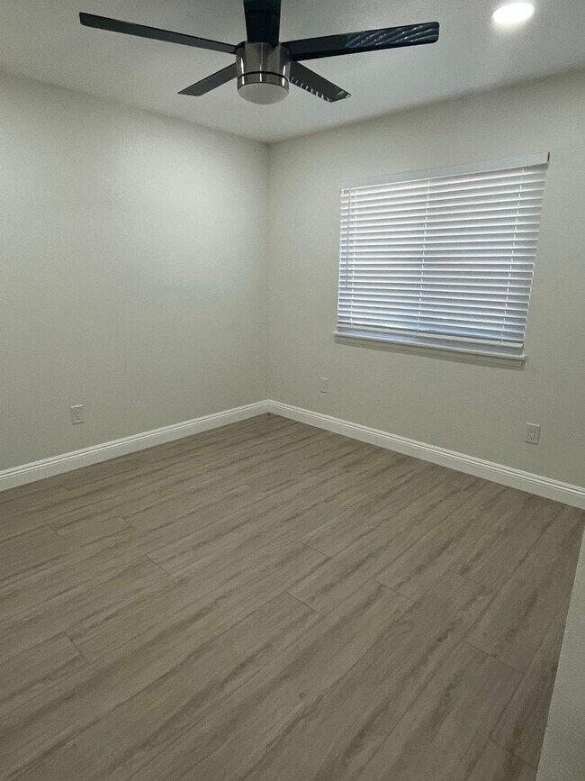 Building Photo - 784