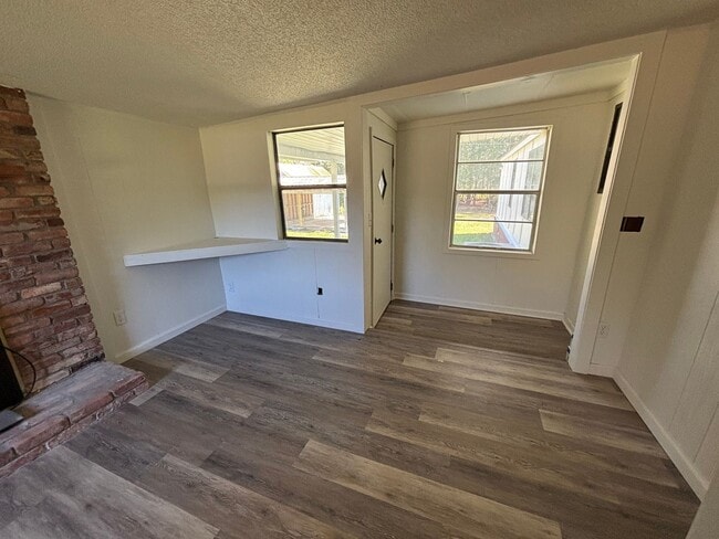 Building Photo - FOR RENT