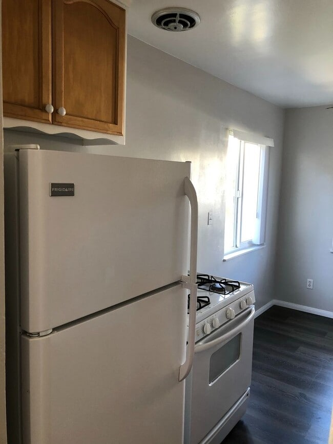 Building Photo - Available March 1st--3 bedroom 1 bath apartment walking distance to USD campus