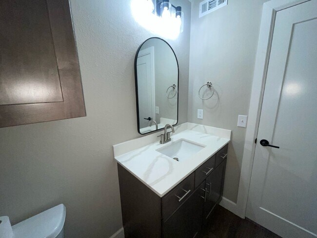 Building Photo - Modern 2 Bedroom Condo