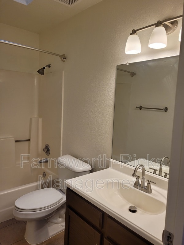 Building Photo - 5407 E Catalina Ave