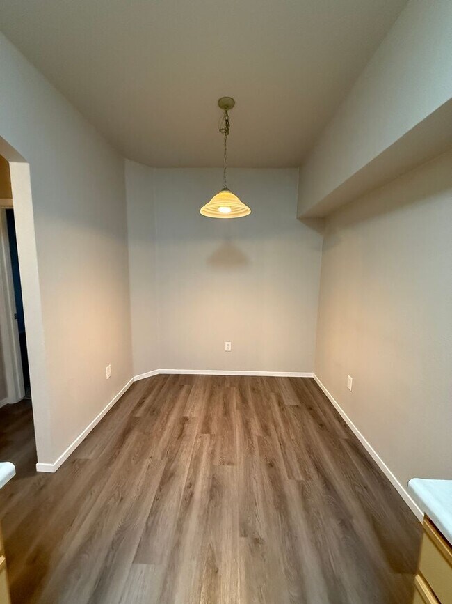 Building Photo - Cute 2 bedroom, 2 bath condo