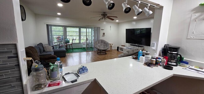 Building Photo - 725 Lori Dr