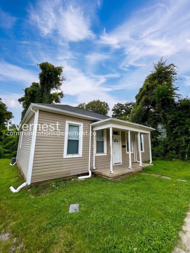 Building Photo - 3 Bed, 1 Bath Home with Driveway and Hardwood Floors | Housing Vouchers Accepted |  Available Now!