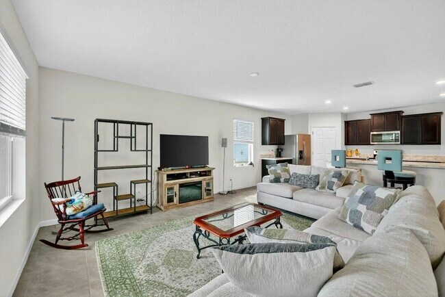 Building Photo - 543 SW Whitmore Dr