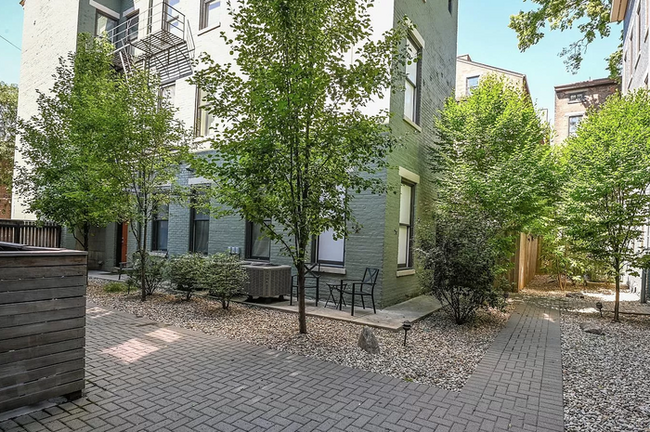 Building Photo - Charming OTR Loft!