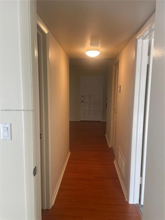 Building Photo - 10784 N Kendall Dr