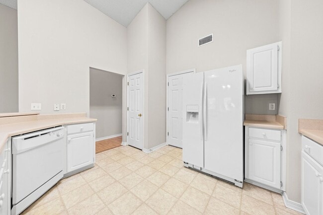 Building Photo - Charming home in IDEAL location!!!