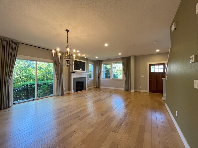 Building Photo - Modern 4-Bedroom End Unit with Community A...