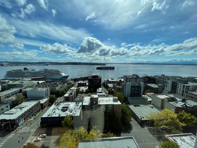 Building Photo - Beautiful Home In Arbor Place Tower