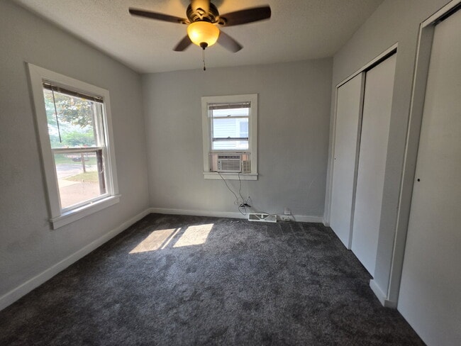 Building Photo - 2 Bedroom, 1 Bathroom Home with Garage Available Now