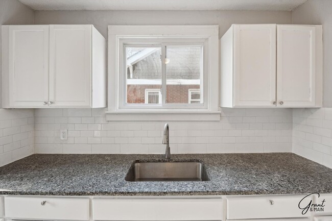 Building Photo - 3 bedroom 2 bath $1375