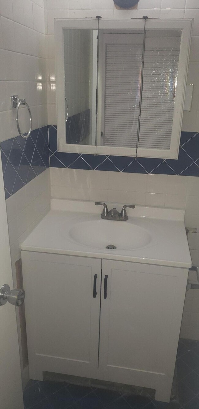 Building Photo - 4442 Golfers Dr W