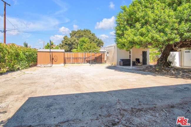 Building Photo - 677 E Kingsley Ave