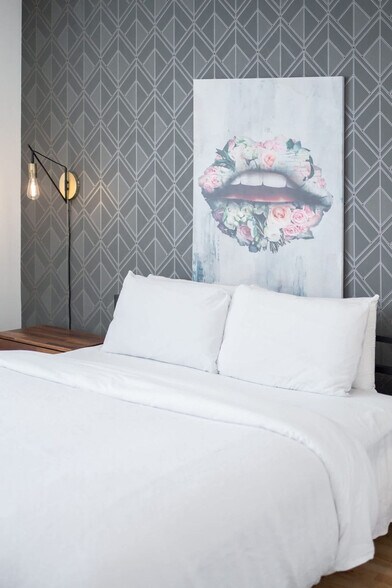 Building Photo - 1136 Crescent Ave NE