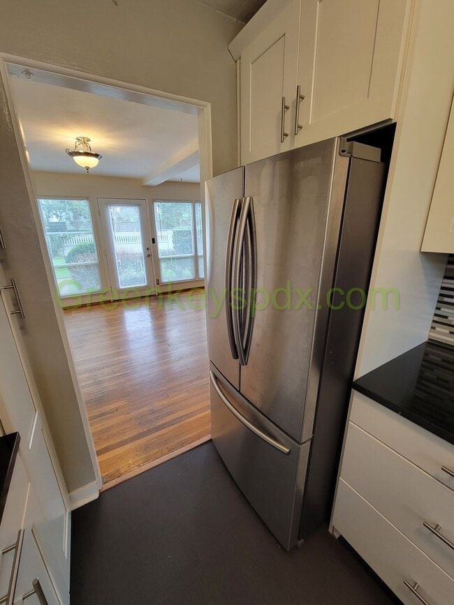 Building Photo - Large 2 Bedroom 1 Bath Unit off Broadway w...