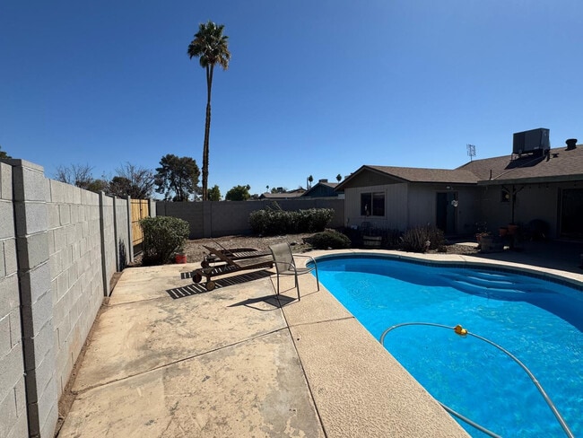 Building Photo - 2058 E Fremont Dr
