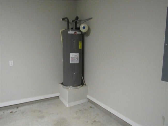 Building Photo - 102 Hidden Springs Dr