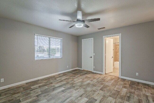 Building Photo - 841 N Hillridge
