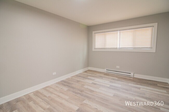 Building Photo - 6141 N Hermitage Ave