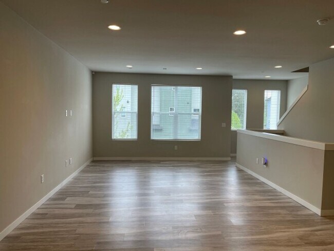 Building Photo - 4bd/3.5ba Lynnwood Townhouse