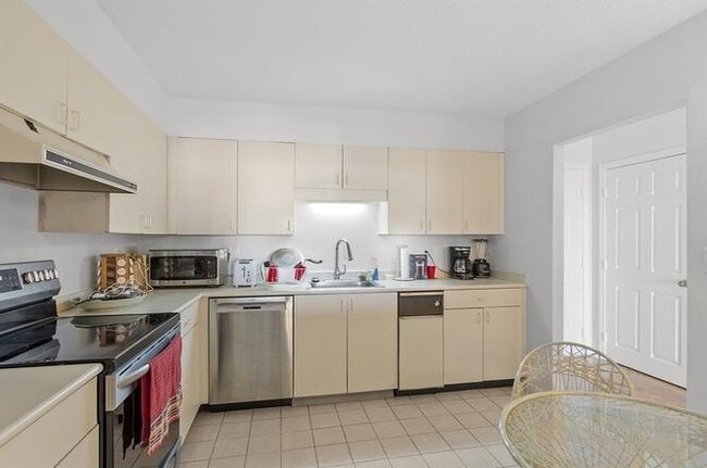 Building Photo - Alqiwz