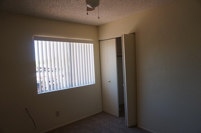 Building Photo - Charming 2 bed 1.5 bath Phoenix townhouse