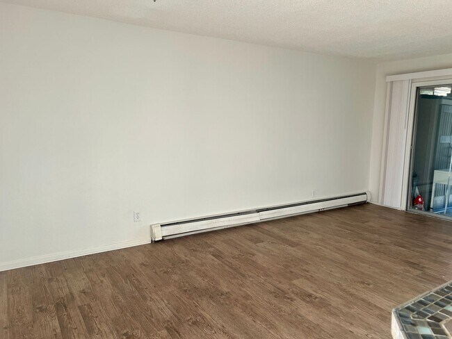 Building Photo - 1 bed Condo Available in SouthWest Denver! Top Floor!