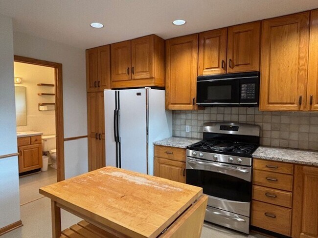 Building Photo - Spacious 4 BR/4 BA Single-Family Home in a...