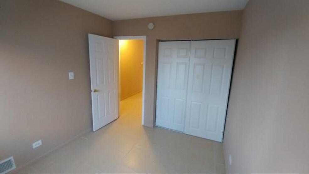 Building Photo - 1733 Queensbury Cir