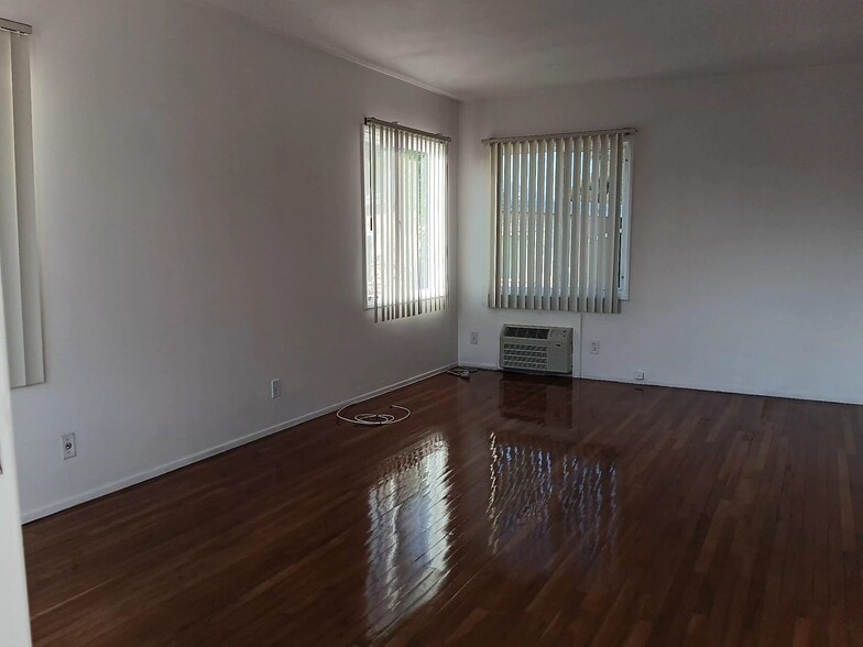 Building Photo - 2100 N Verdugo Rd