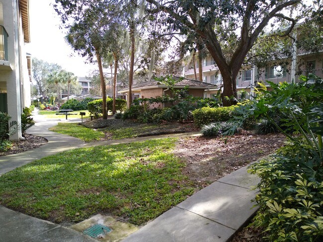 Building Photo - Blue Pointe