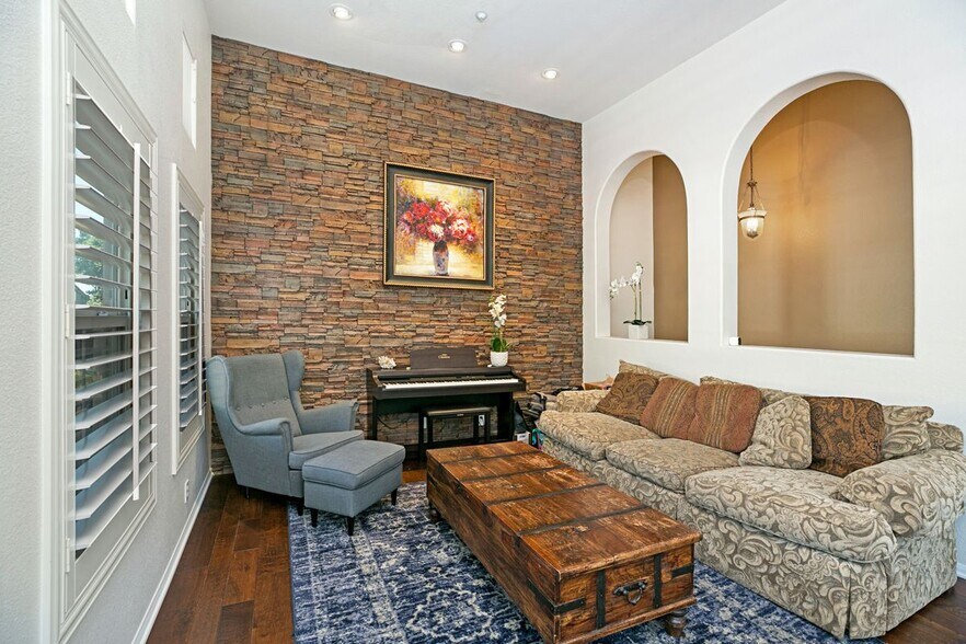 Building Photo - 13325 Via Costanza