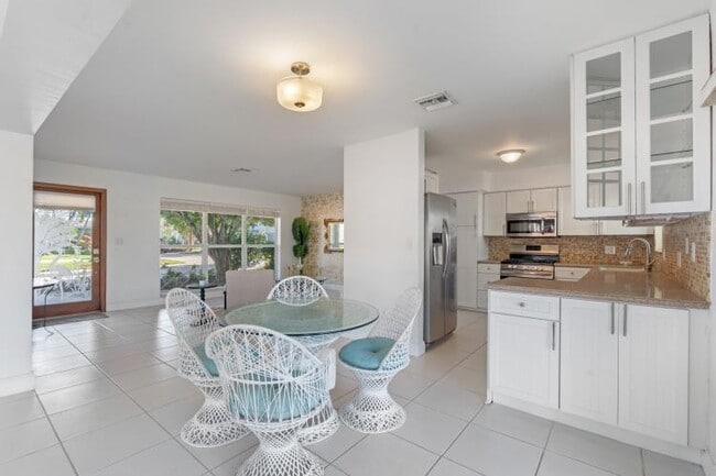 Building Photo - 1001 SE 5th Ave