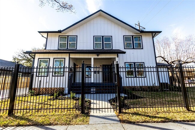 Primary Photo - 102 Marsden St