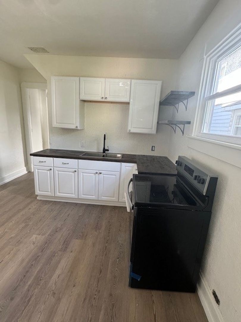 Building Photo - Spacious Newly Remodeled 3 Bedroom - 1/2 O...