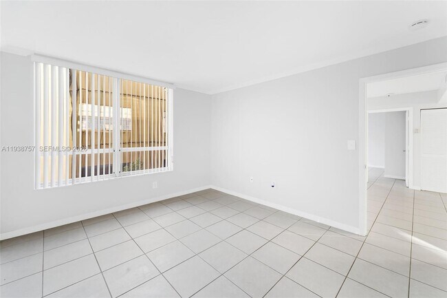 Building Photo - 2642 Collins Ave