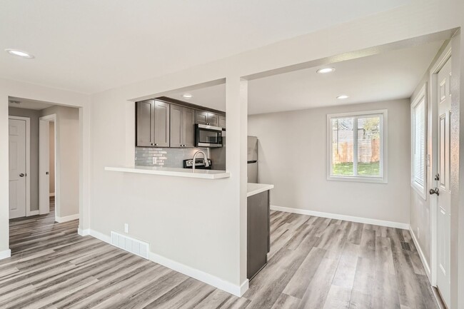 Building Photo - 3 Bd / 2 Ba Seattle Home