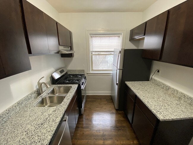 Building Photo - 734 Reba Pl
