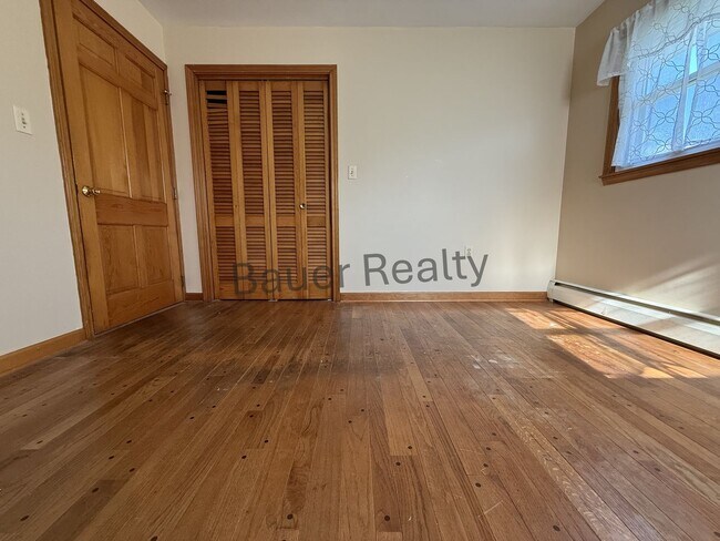 Building Photo - Four Bedroom, New London Schools