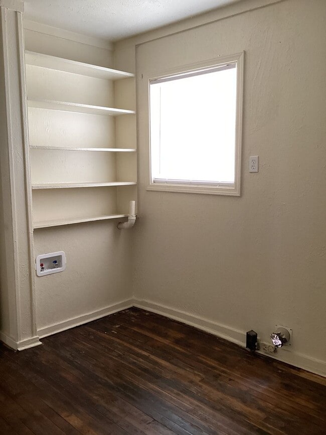 Building Photo - Newly Updated 2 bedroom Close to Morrison Park and High School!  Pets Welcome Upon Approval!