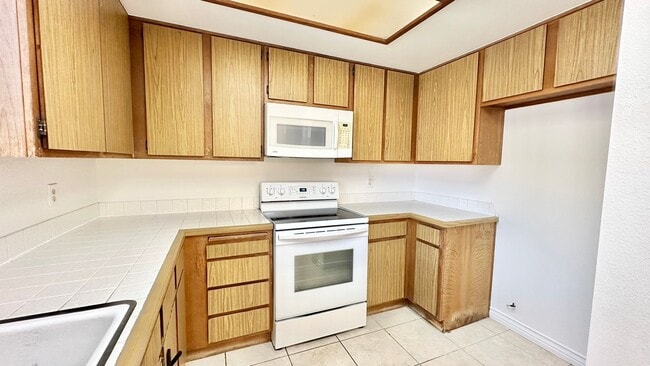 Building Photo - Lovely Downstairs, Entry Level Condo Unit with Garage and Private Yard Space in Downtown Fallbrook!