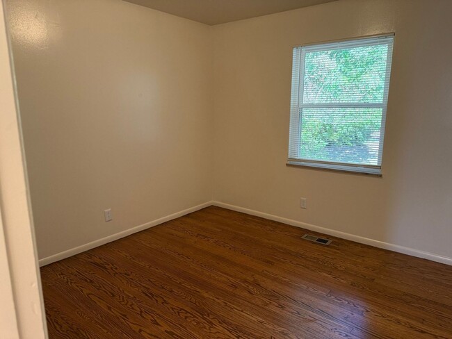 Building Photo - 1025 W Parkway Ave