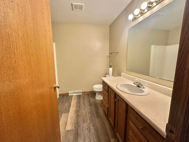 Building Photo - Charming Pewaukee Townhome with Modern Tou...