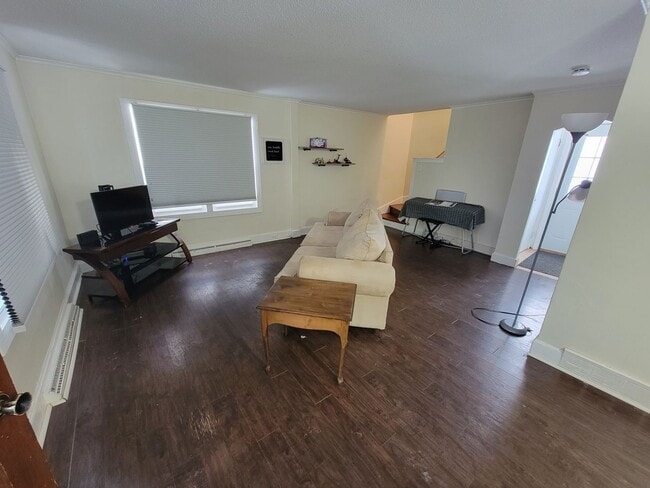Building Photo - AVAILABLE JUNE - Updated 4 Bed 2 Bath
